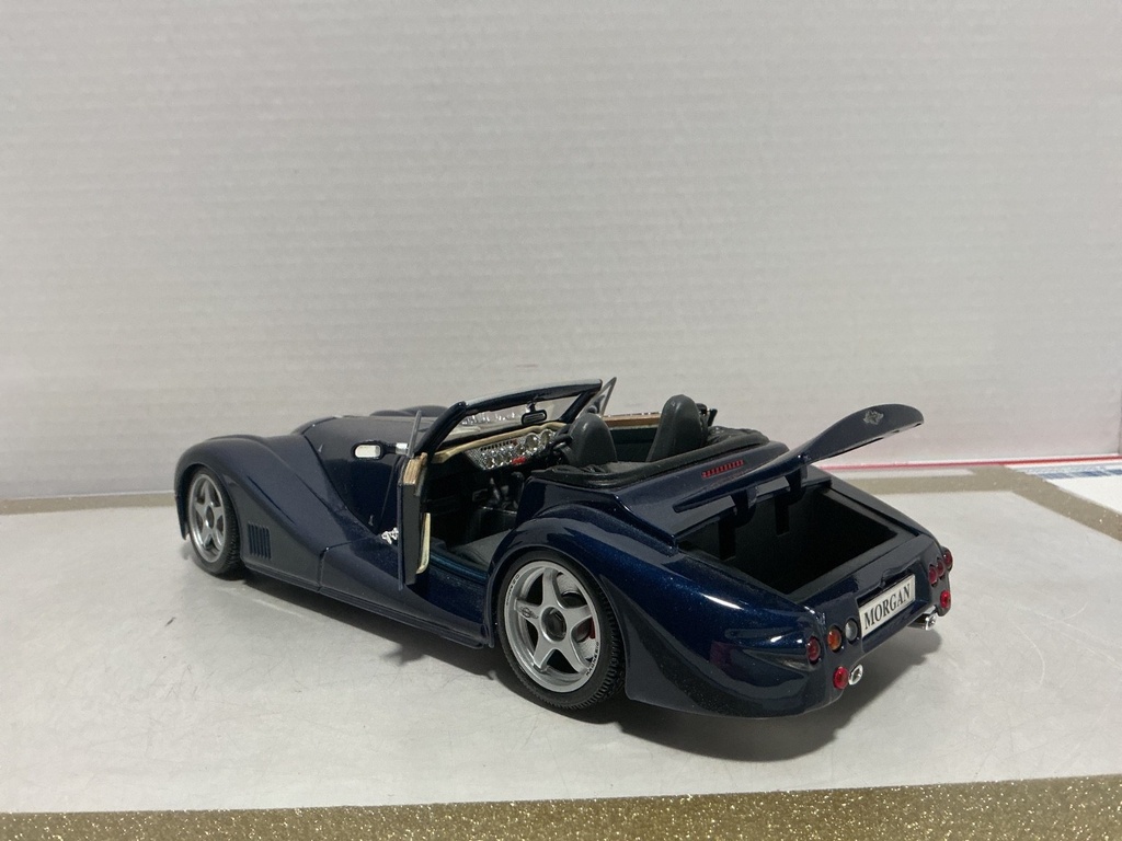 1:18 MAISTO MORGAN AERO 8 BLUE ON BLACK image
