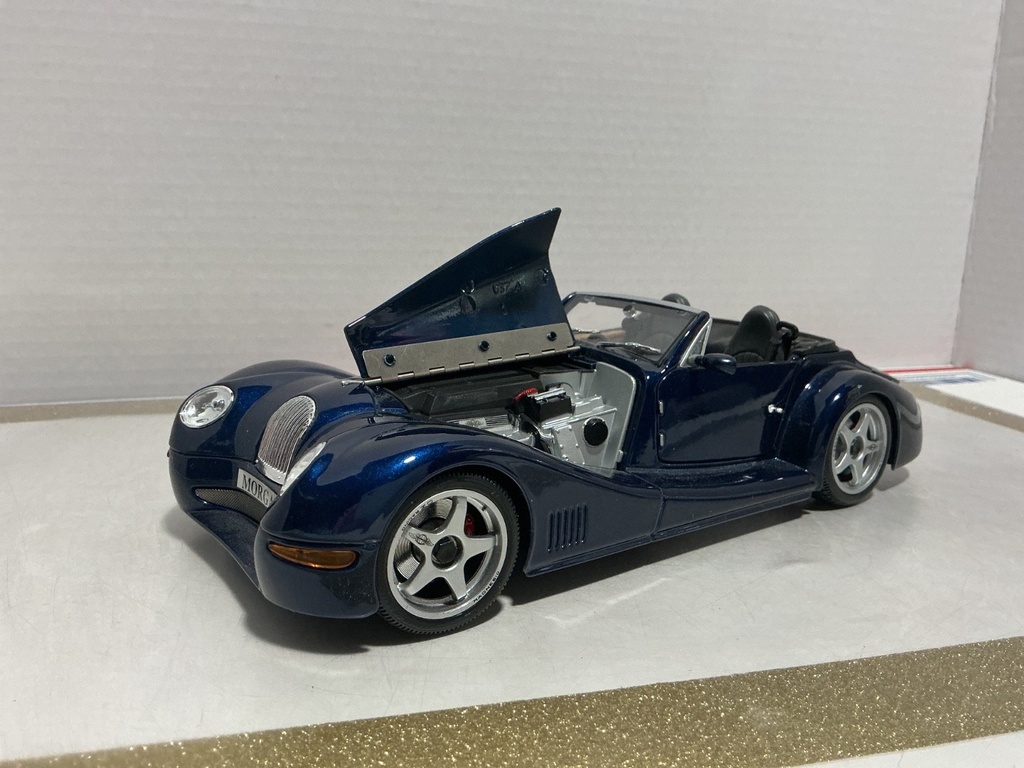 1:18 MAISTO MORGAN AERO 8 BLUE ON BLACK image