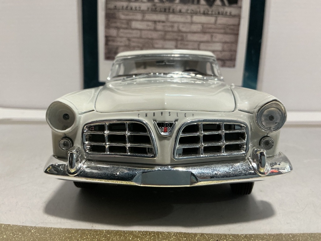 1:18 MAISTO CHRYSLER 300B [MISSING HEADLIGHT / NO ANTENNA] [NO BOX] image