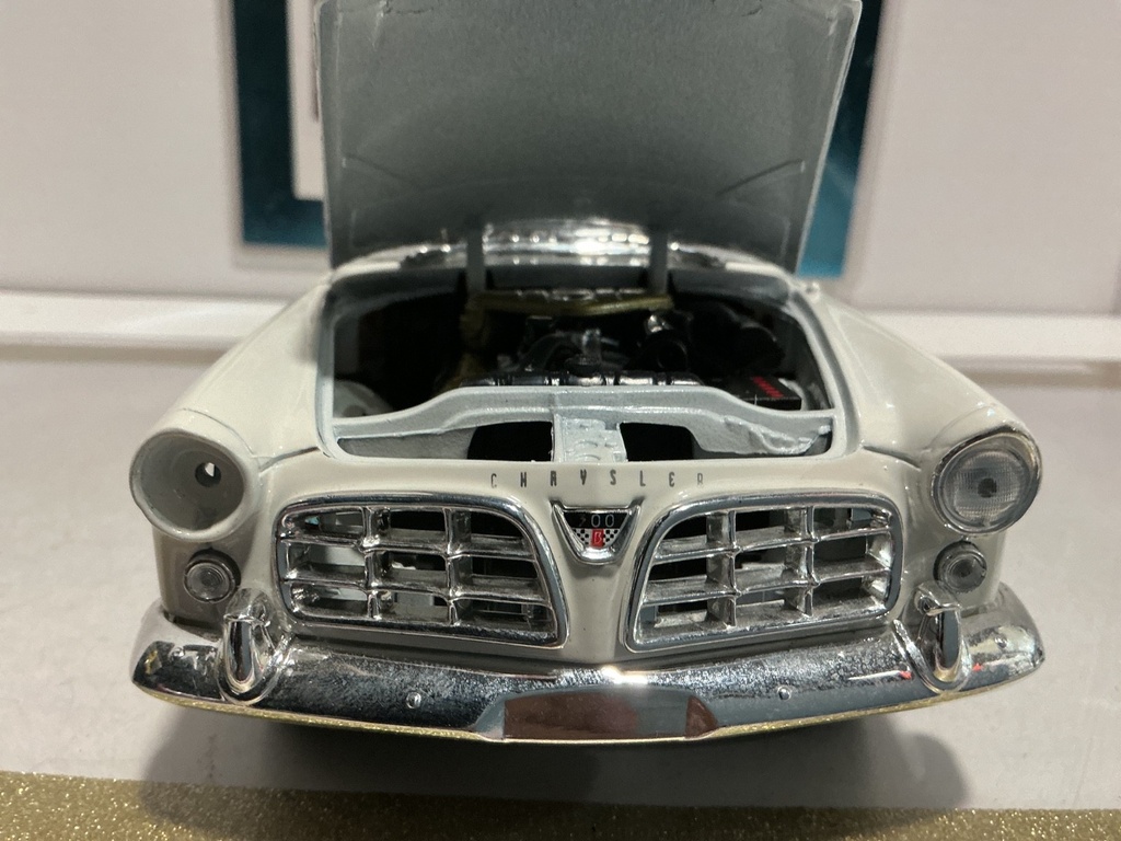 1:18 MAISTO CHRYSLER 300B [MISSING HEADLIGHT / NO ANTENNA] [NO BOX] image
