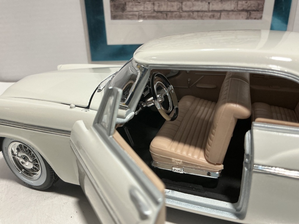 1:18 MAISTO CHRYSLER 300B [MISSING HEADLIGHT / NO ANTENNA] [NO BOX] image