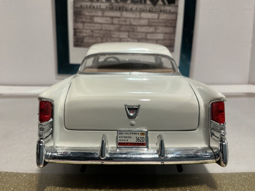 1:18 MAISTO CHRYSLER 300B [MISSING HEADLIGHT / NO ANTENNA] [NO BOX] image
