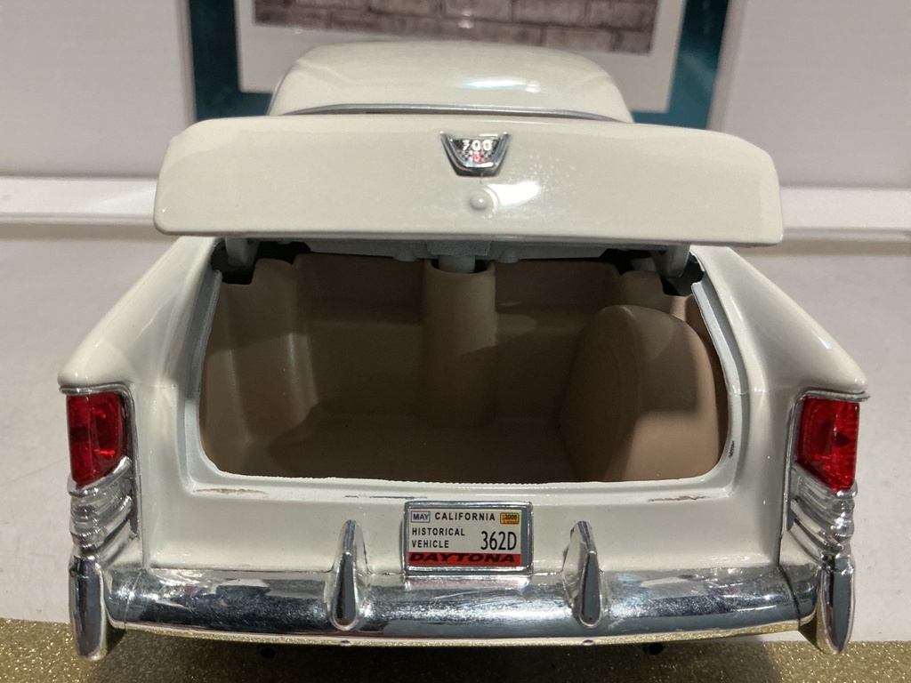 1:18 MAISTO CHRYSLER 300B [MISSING HEADLIGHT / NO ANTENNA] [NO BOX] image