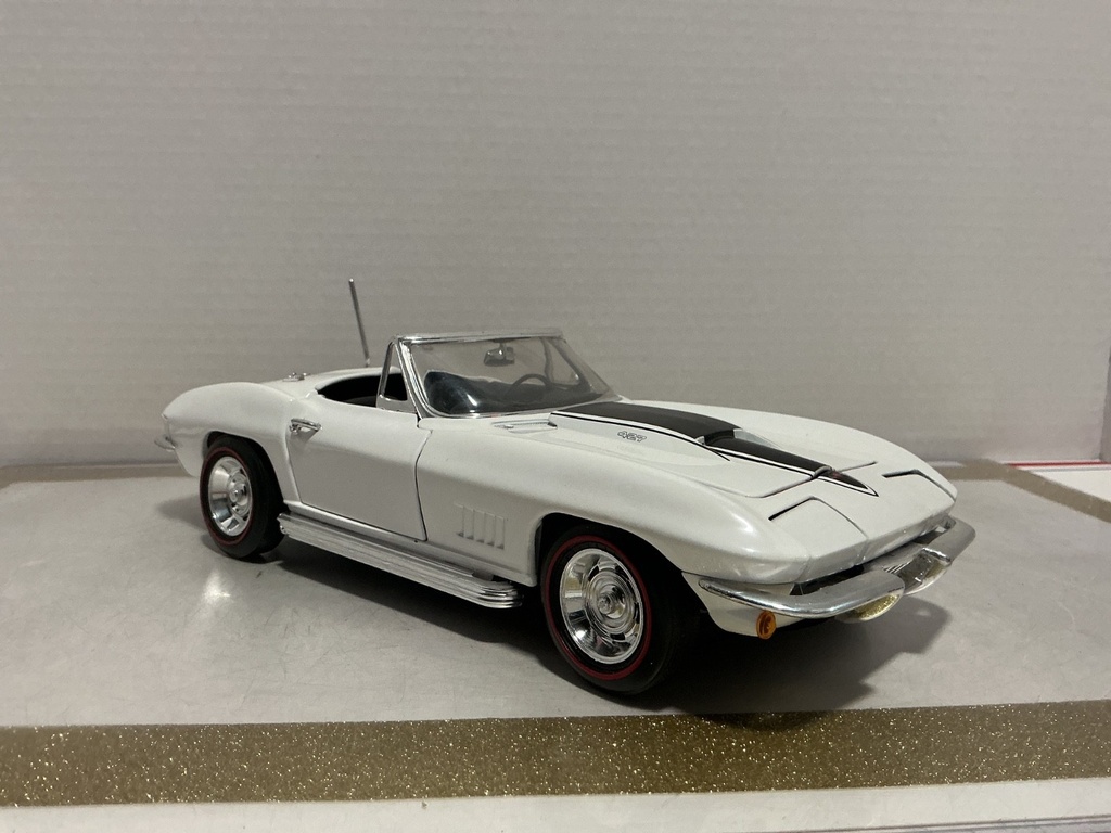 1:18 ERTL 1967 CORVETTE WHITE ON BLACK [ANTENNA BENT] [NO BOX] image