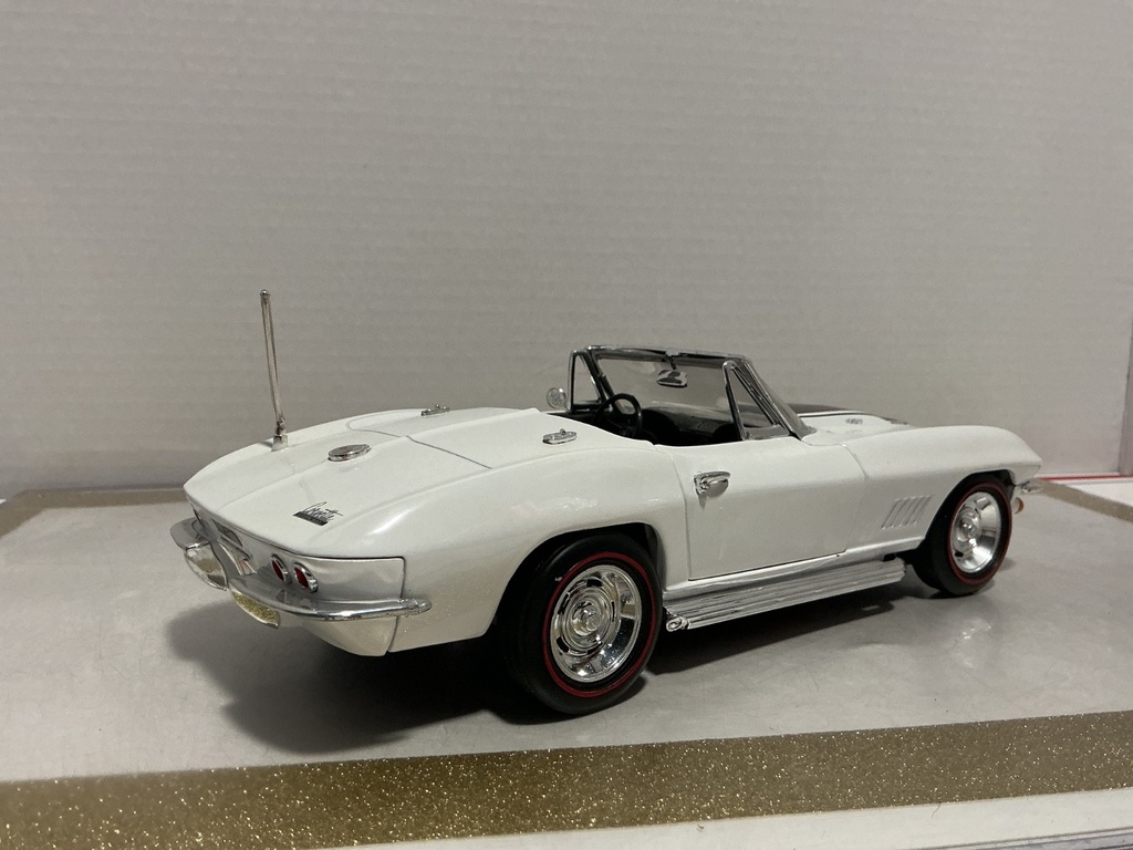 1:18 ERTL 1967 CORVETTE WHITE ON BLACK [ANTENNA BENT] [NO BOX] image