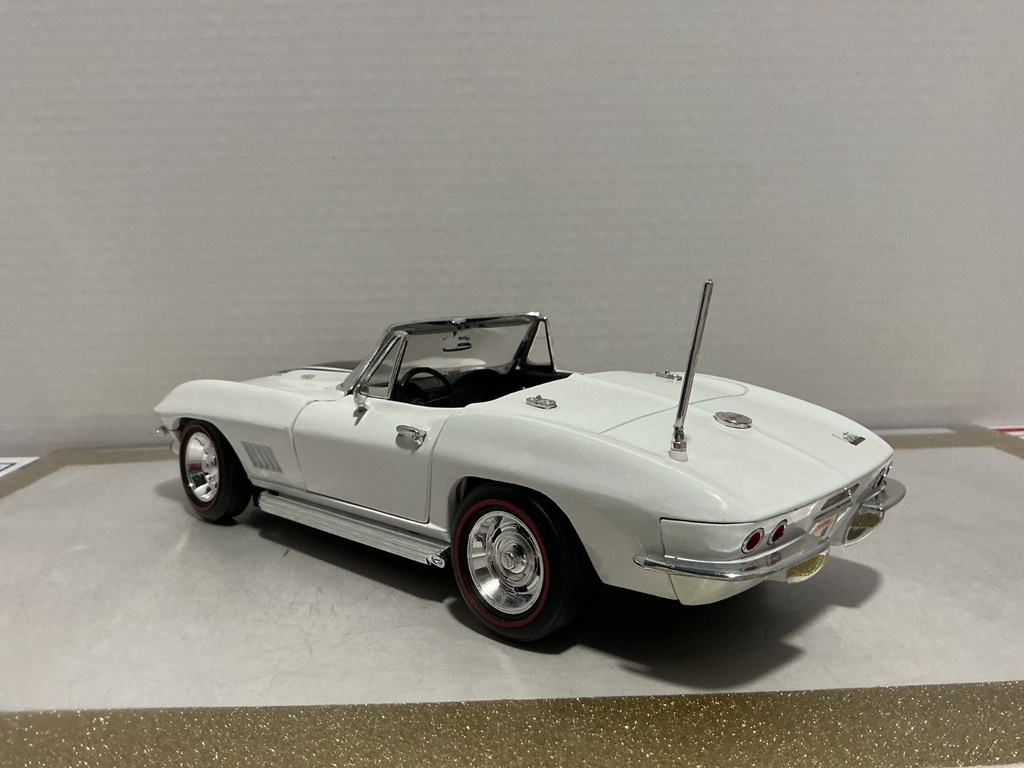 1:18 ERTL 1967 CORVETTE WHITE ON BLACK [ANTENNA BENT] [NO BOX] image