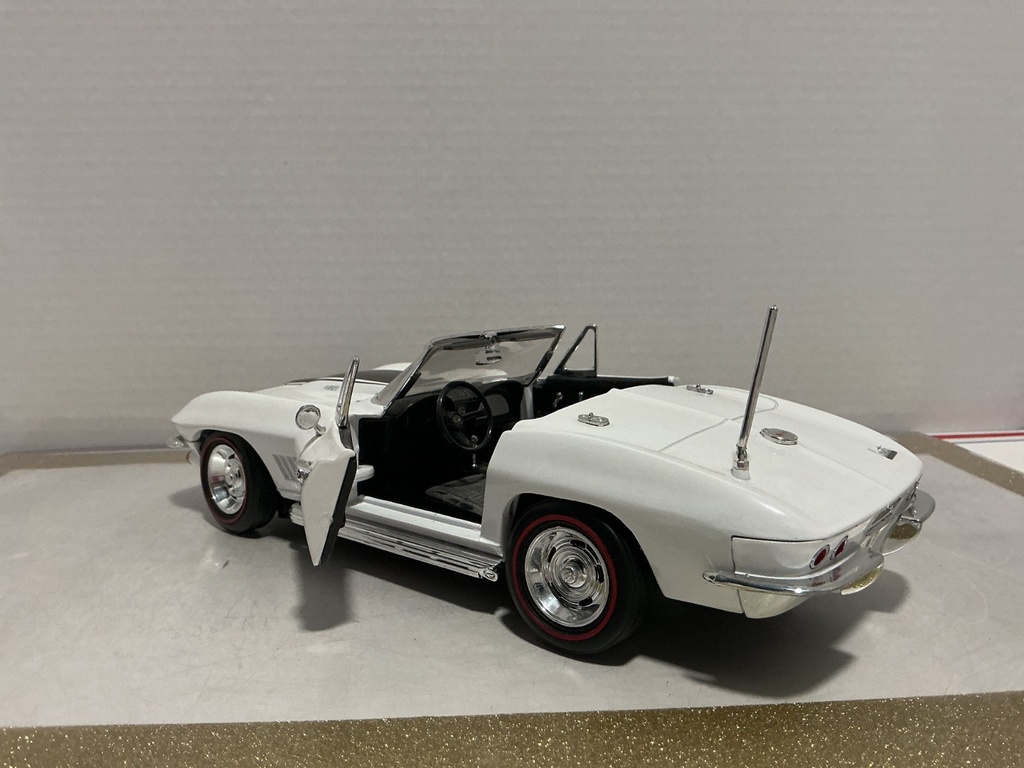 1:18 ERTL 1967 CORVETTE WHITE ON BLACK [ANTENNA BENT] [NO BOX] image