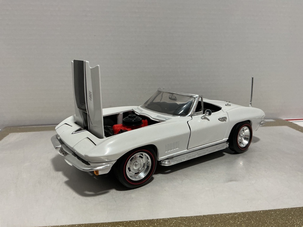 1:18 ERTL 1967 CORVETTE WHITE ON BLACK [ANTENNA BENT] [NO BOX] image