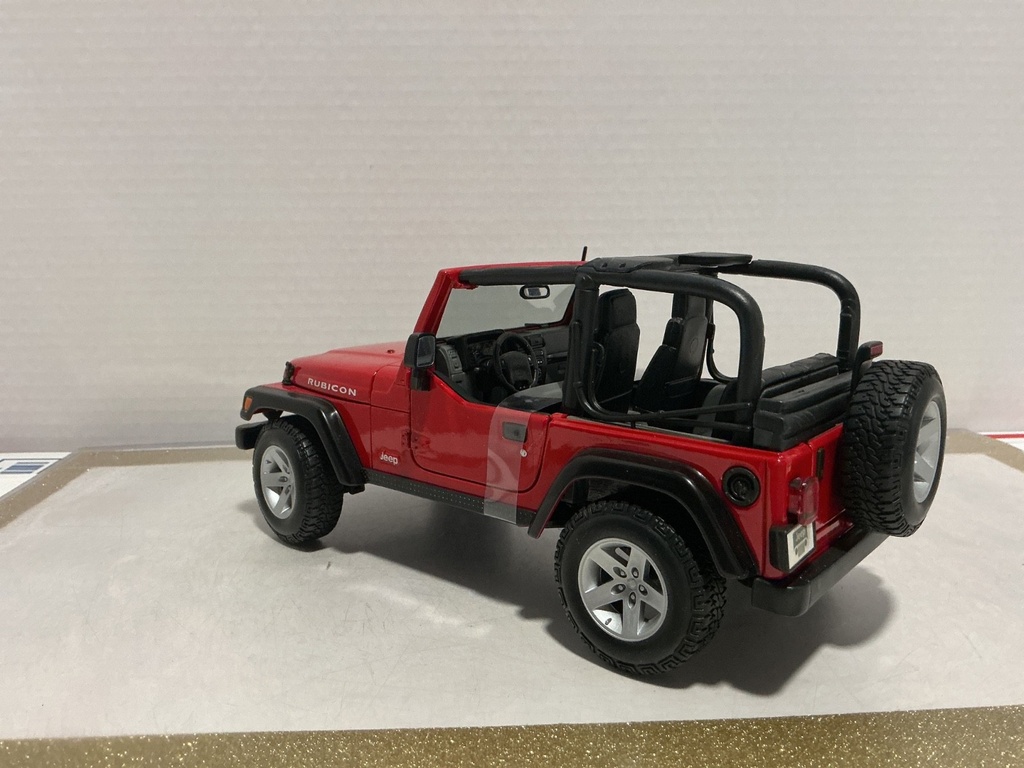 1:18 MAISTO JEEP WRANGLER RUBICON RED ON BLACK image