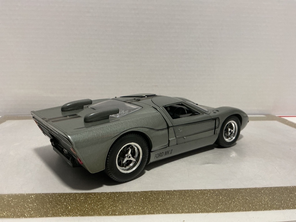 1:18 UNIVERSAL HOBBIES FORD GT 40 MKII [NO BOX] image