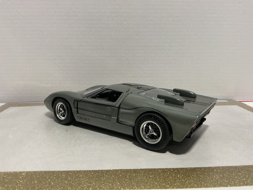 1:18 UNIVERSAL HOBBIES FORD GT 40 MKII [NO BOX] image