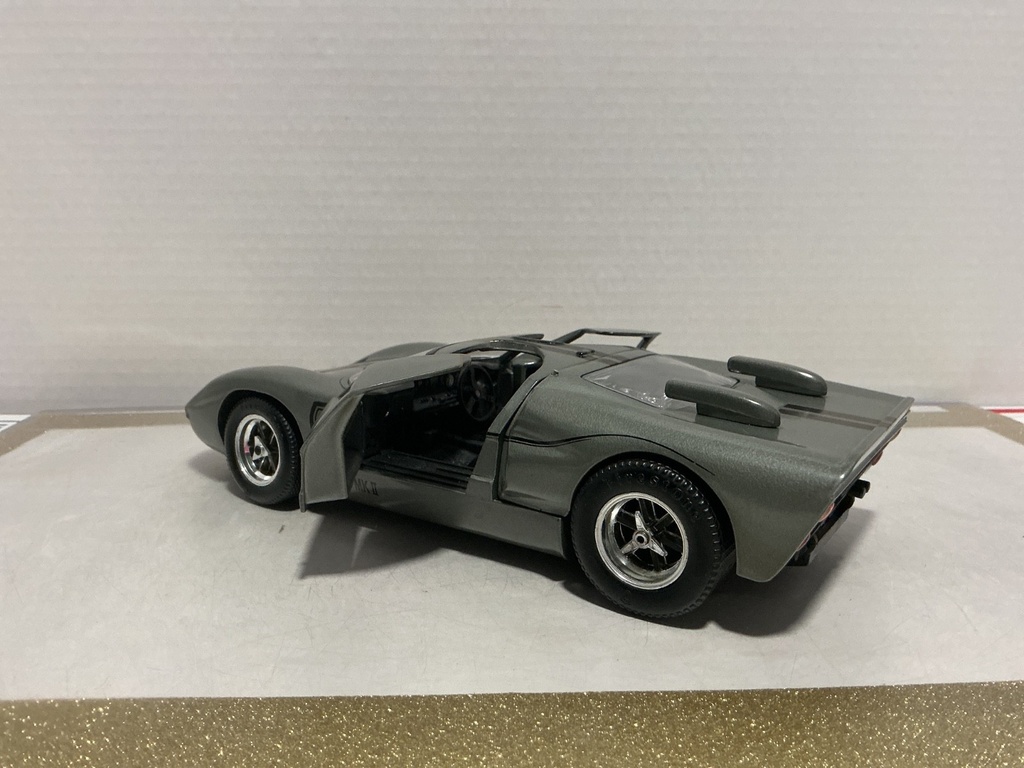 1:18 UNIVERSAL HOBBIES FORD GT 40 MKII [NO BOX] image