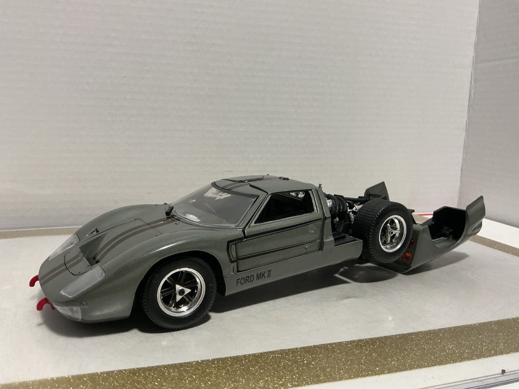 1:18 UNIVERSAL HOBBIES FORD GT 40 MKII [NO BOX] image