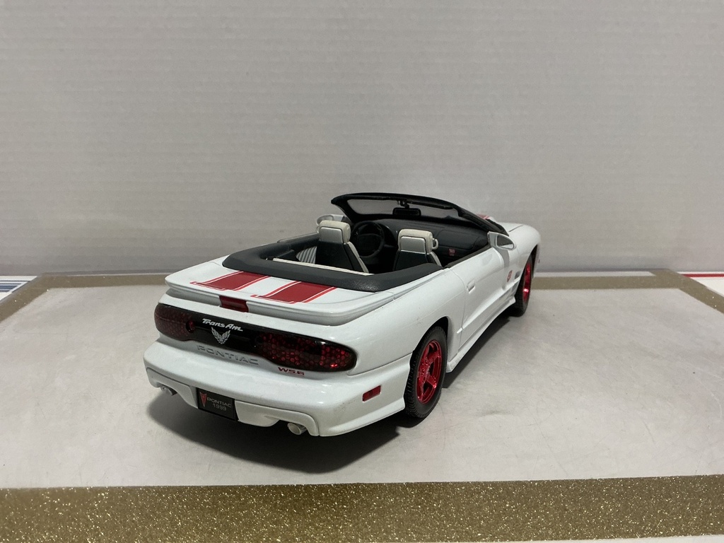 1:18 ROAD SIGNATURE 1999 PONTIAC FIREBIRD WHITE ON RED [NO BOX] image
