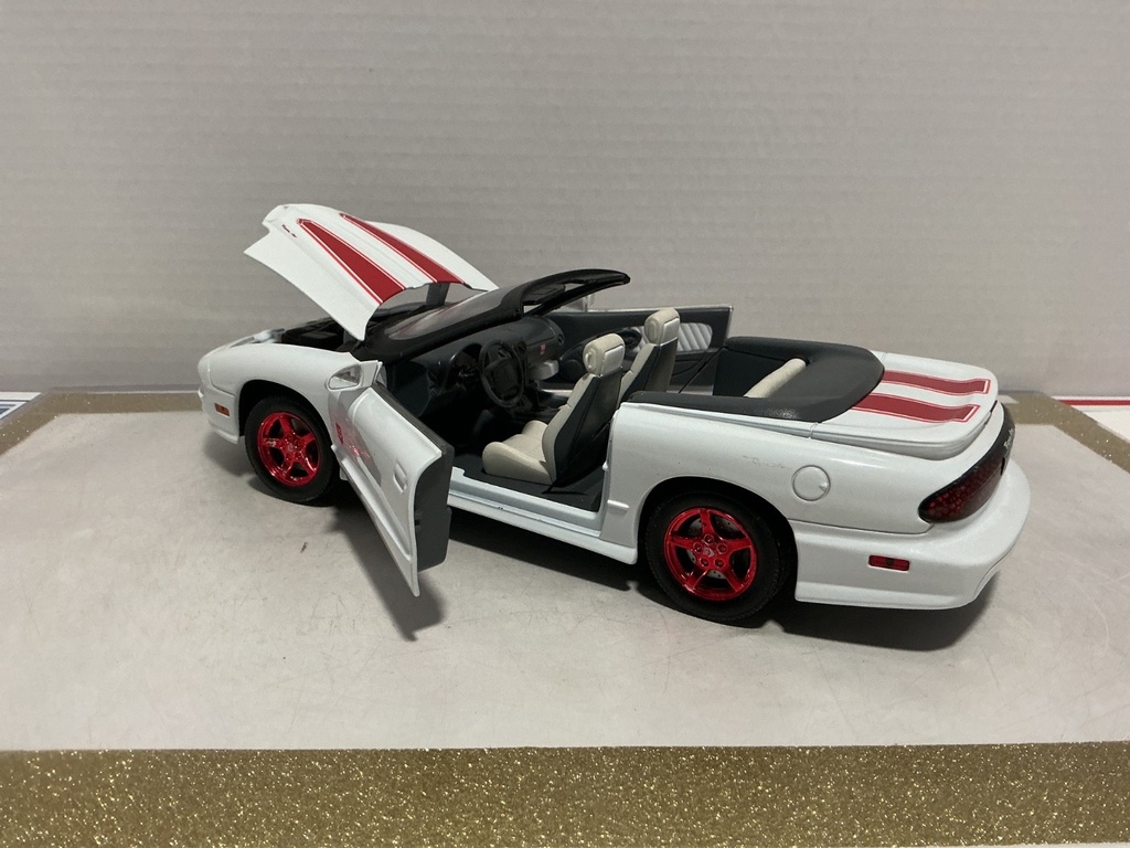 1:18 ROAD SIGNATURE 1999 PONTIAC FIREBIRD WHITE ON RED [NO BOX] image