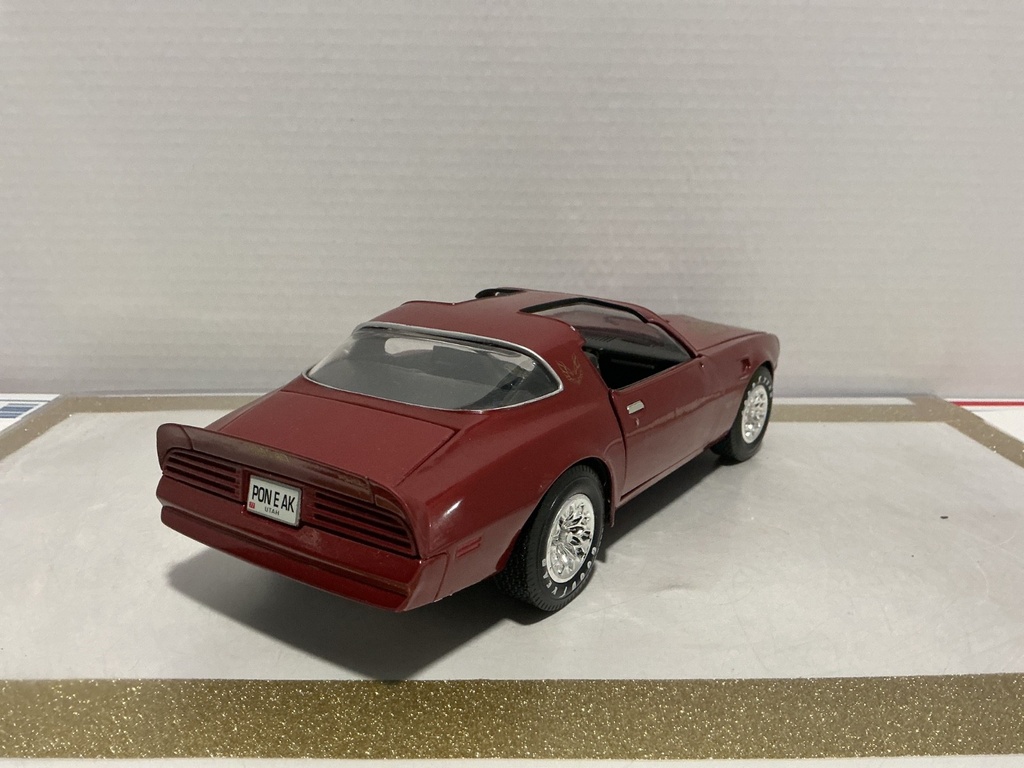 1:18 ERTL 1977 FIREBIRD BURGUNDY ON BLACK [PAINT BUBBLES] [NO BOX] (HOOD BROKEN) image