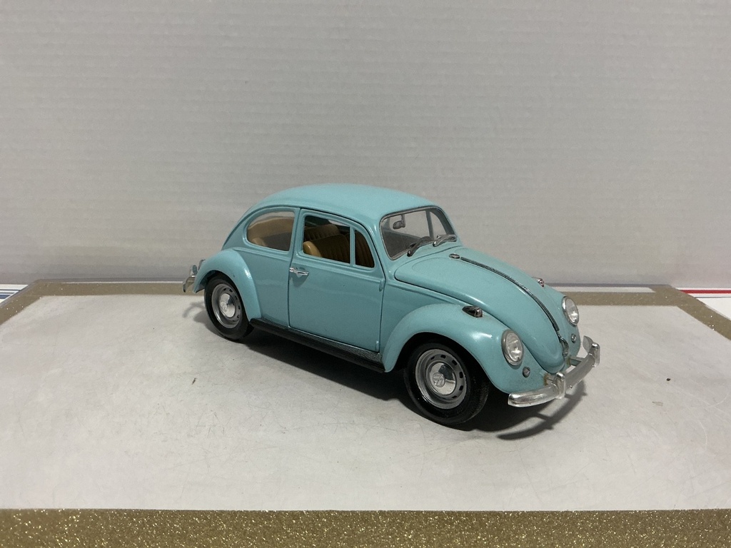 1:18 ROAD TOUGH 1967 BEETLE BLUE ON TAN [NO BOX] image