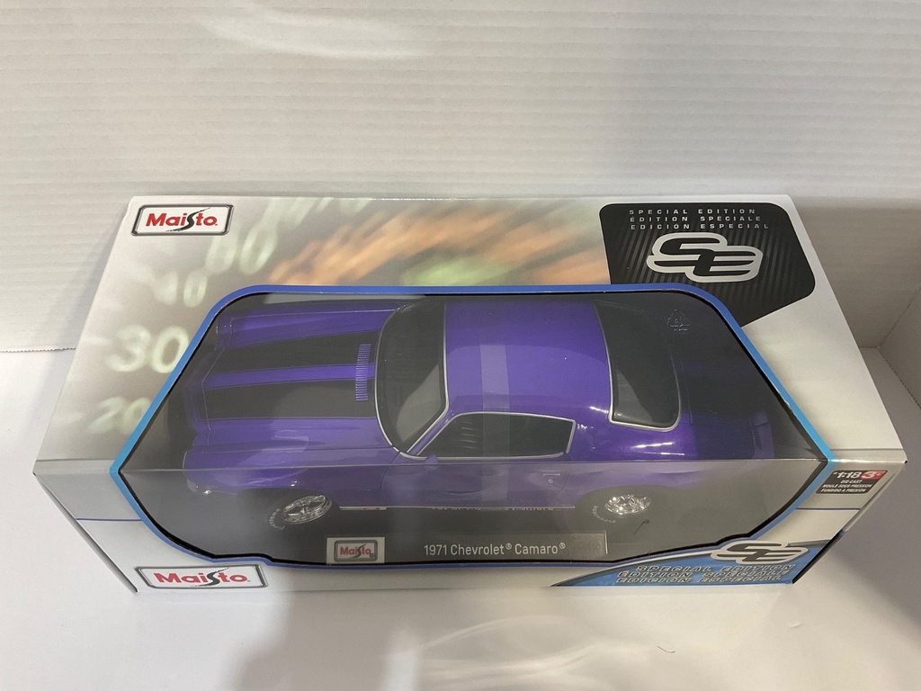 1:18 MAISTO 1971 CHEVROLET CAMARO PURPLE WITH BLACK STRIPES image