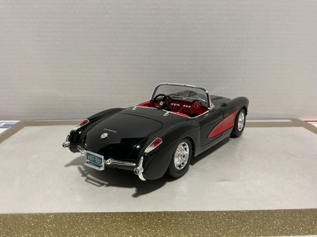 1:18 BBURAGO 1957 CORVETTE BLACK ON RED [NO BOX] image
