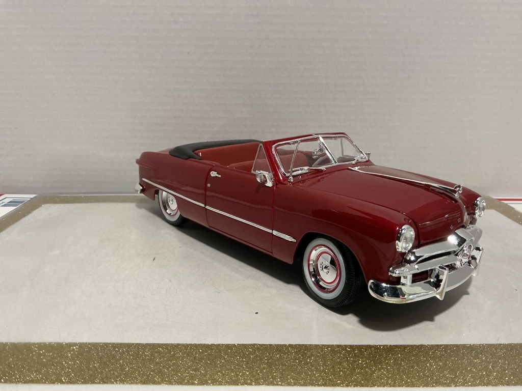 1:18 MAISTO 1949 FORD RED ON WHITE image