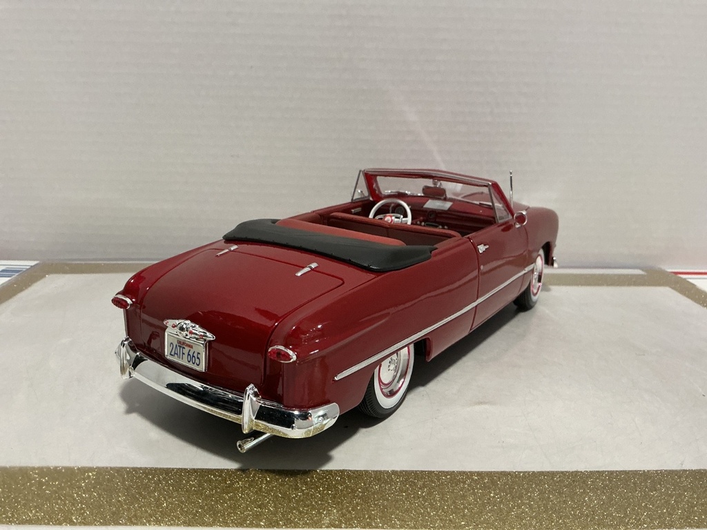 1:18 MAISTO 1949 FORD RED ON WHITE image