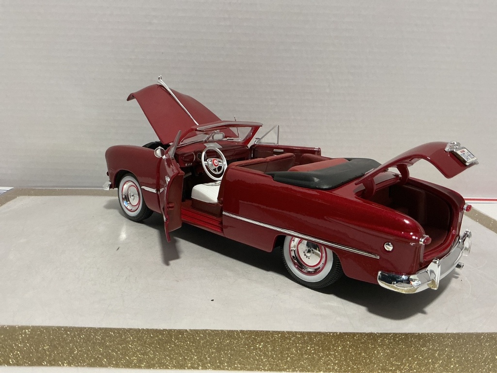 1:18 MAISTO 1949 FORD RED ON WHITE image