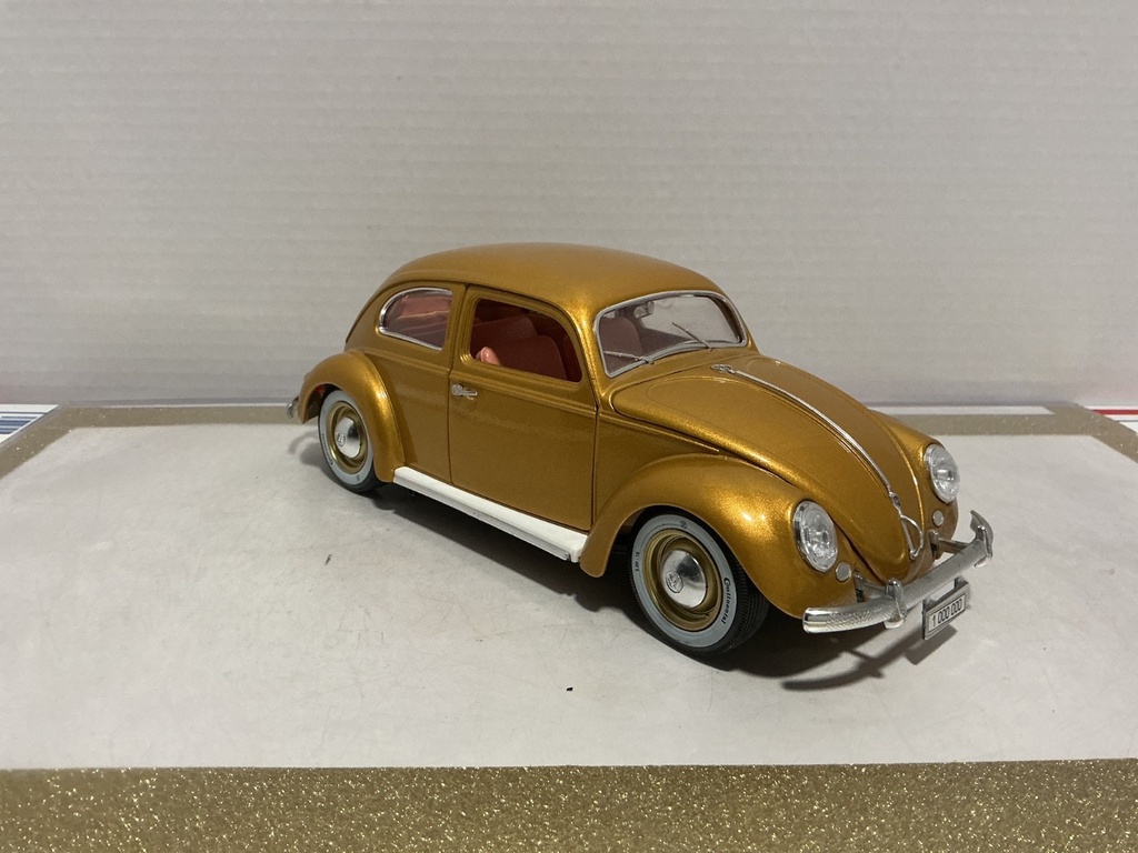 1:18 BBURAGO 1955 BEETLE 1,000,000TH GOLD / TAN [NO BOX] image