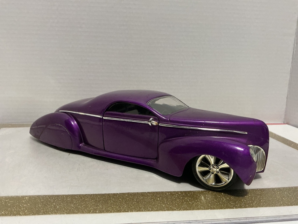 1:18 HOT WHEELS 1937 LINCOLN ZEPHYR PURPLE/WHITE image