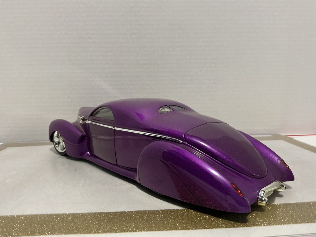 1:18 HOT WHEELS 1937 LINCOLN ZEPHYR PURPLE/WHITE image