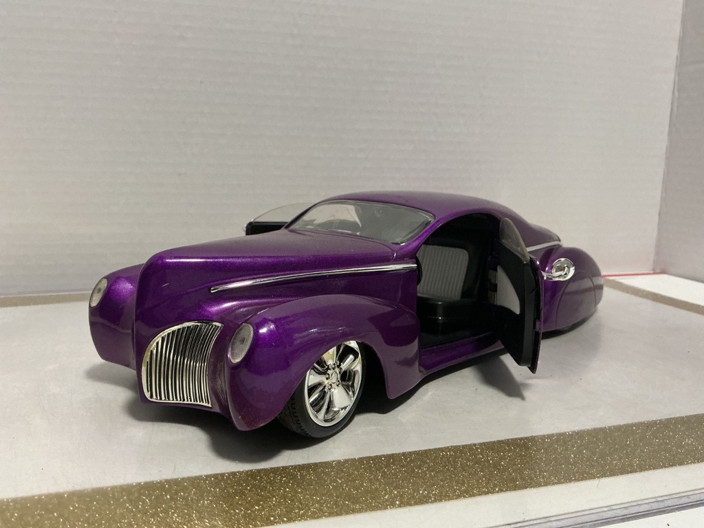 1:18 HOT WHEELS 1937 LINCOLN ZEPHYR PURPLE/WHITE image