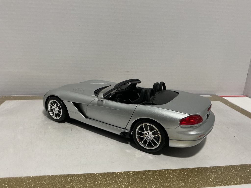 1:18 MAISTO DODGE VIPER GRAY ON BLACK [NO BOX] image