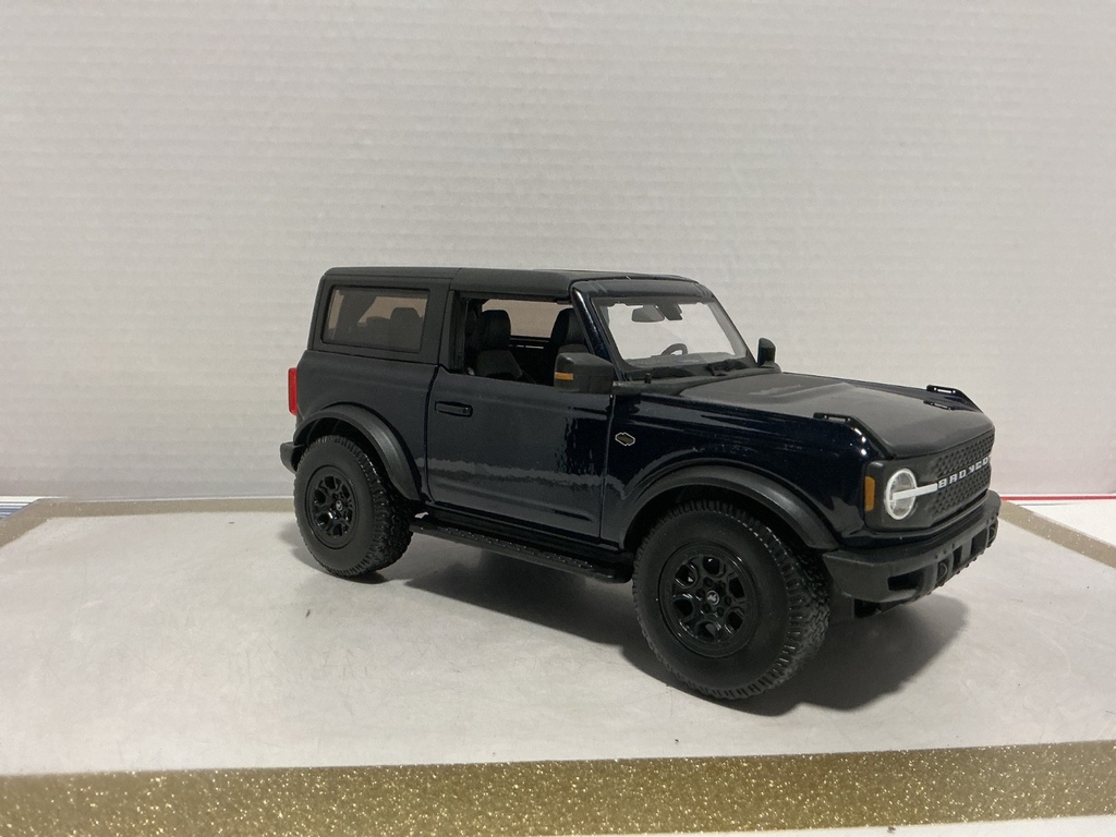 1:18 MAISTO FORD BRONCO WILDTRAK NAVY BLUE ON BLACK  [NO BOX] image