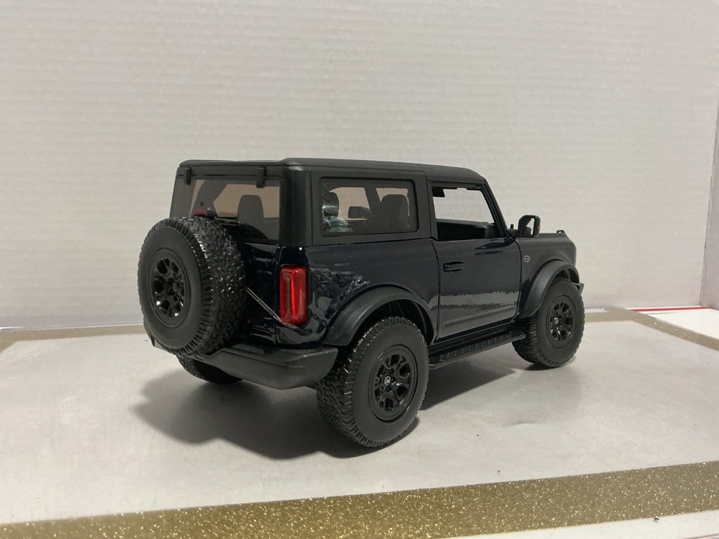 1:18 MAISTO FORD BRONCO WILDTRAK NAVY BLUE ON BLACK  [NO BOX] image