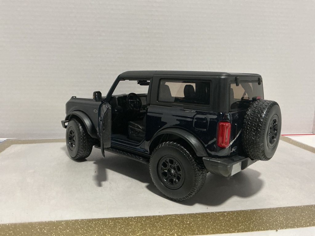 1:18 MAISTO FORD BRONCO WILDTRAK NAVY BLUE ON BLACK  [NO BOX] image