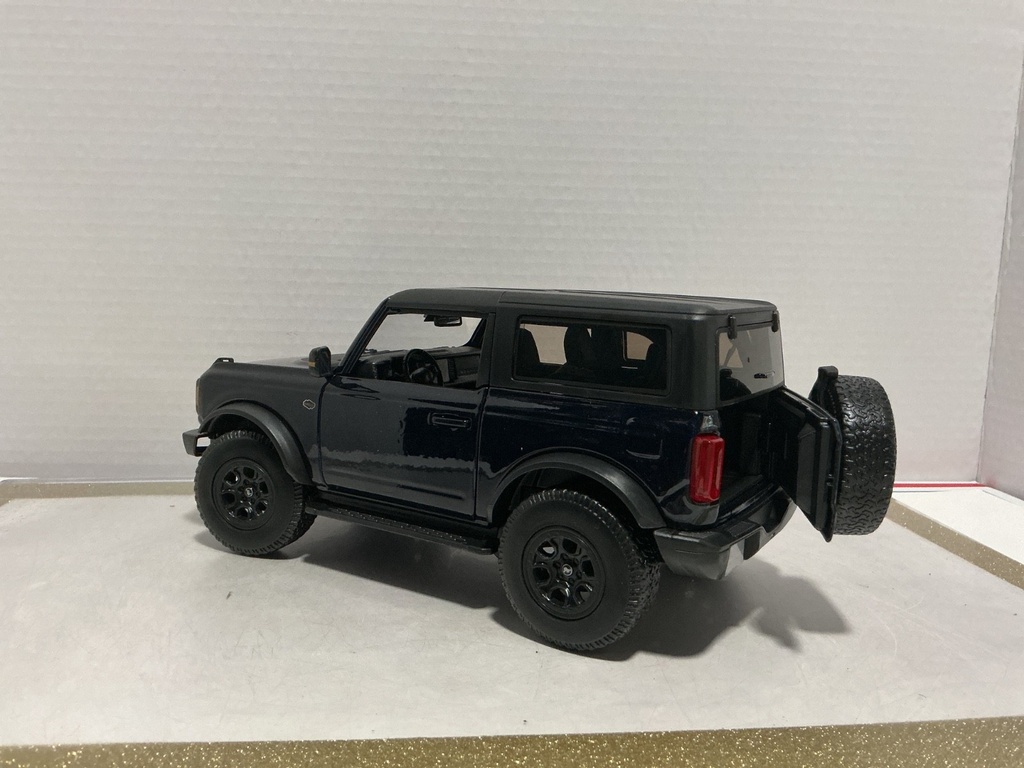 1:18 MAISTO FORD BRONCO WILDTRAK NAVY BLUE ON BLACK  [NO BOX] image