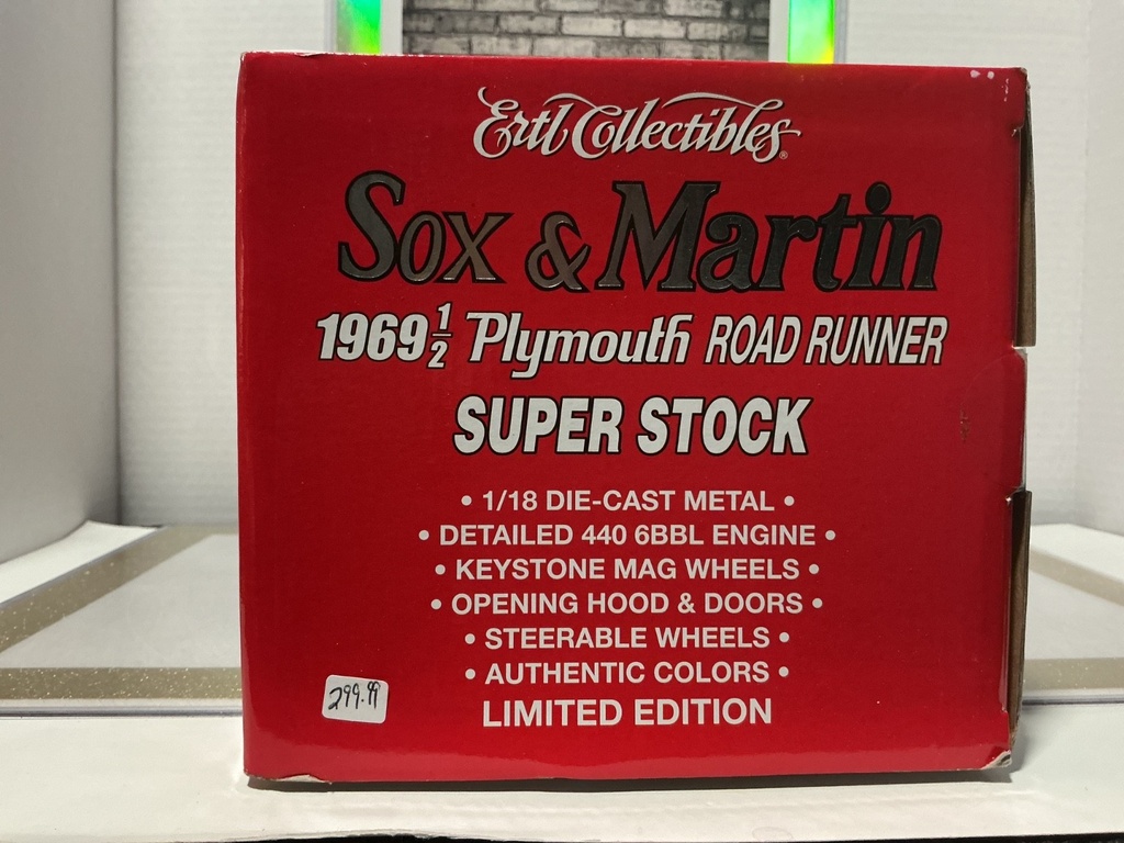 1:18 AUTO WORLD SOX AND MARTIN PLYMOUTH SUPERCARS 1969 1/2 PLYMOUTH ROAD RUNNER image