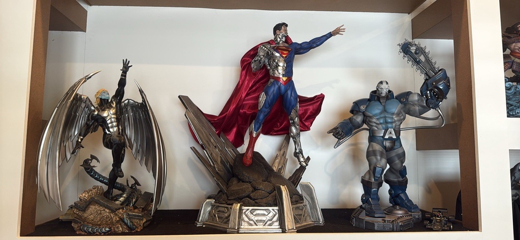 Batman Superman Robin Wolverine And More 1/4 1/3  Scale Statue Collection image