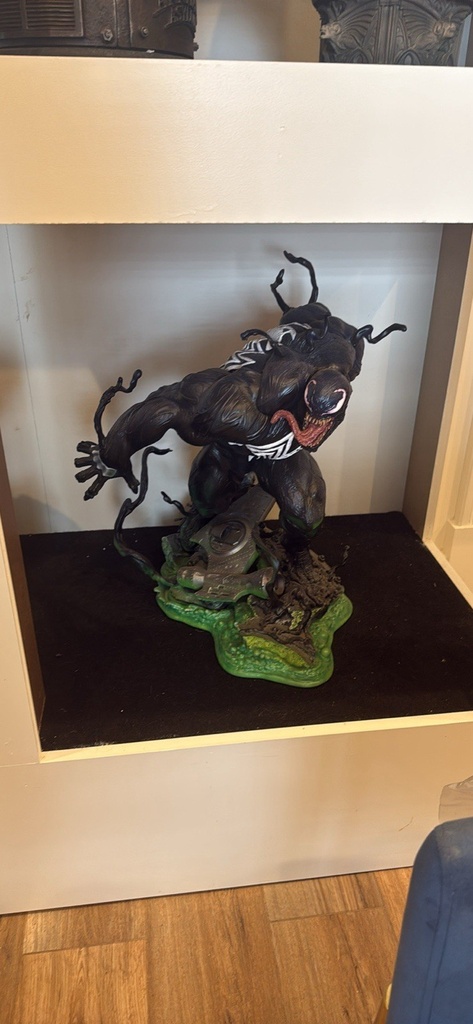 Batman Superman Robin Wolverine And More 1/4 1/3  Scale Statue Collection image