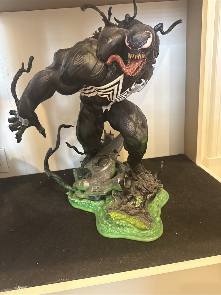 Batman Superman Robin Wolverine And More 1/4 1/3  Scale Statue Collection image