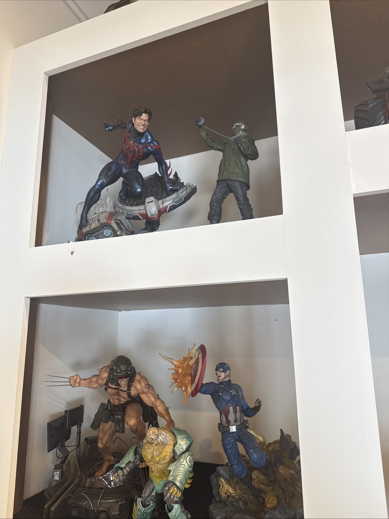 Batman Superman Robin Wolverine And More 1/4 1/3  Scale Statue Collection image