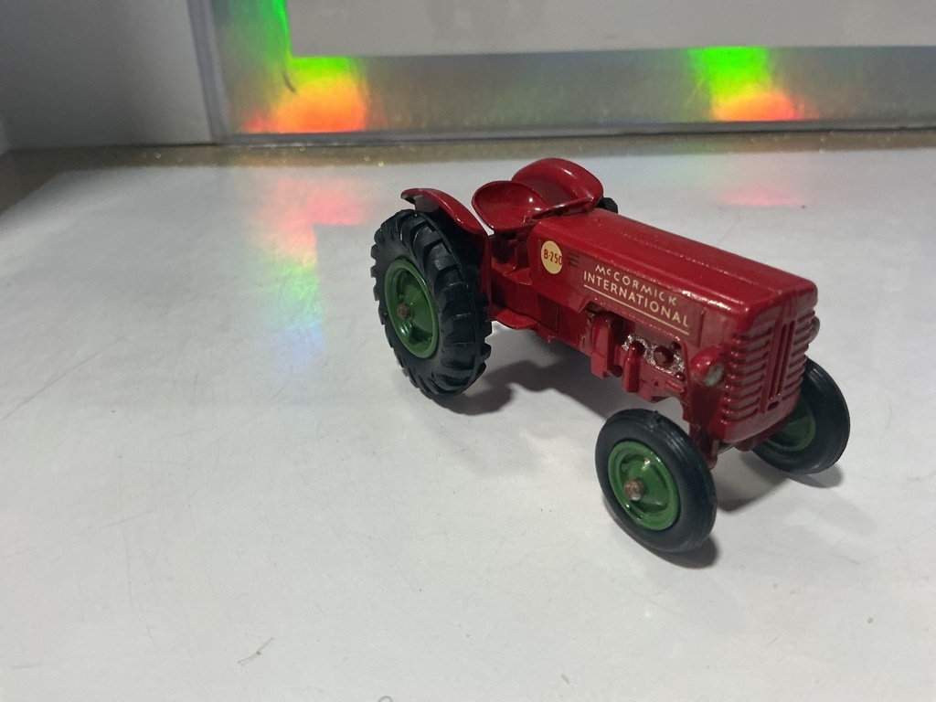 1:64 - MATCHBOX N94 TRACTOR image
