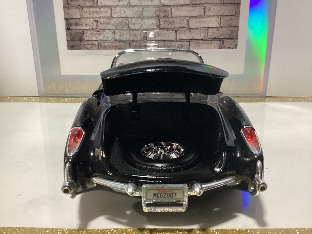 1:18 Maisto Chevrolet Corvette 1957 Black on Black image