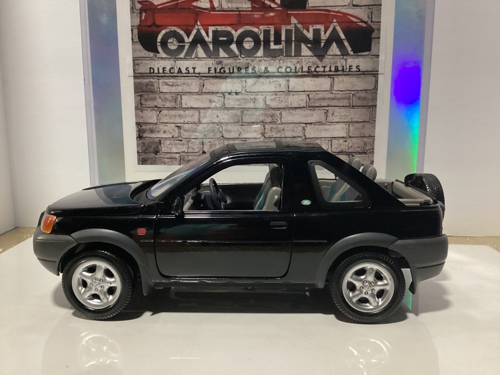 1:18 ERTL 1996 Range Rover Freelander Black on Grey + Blue (no wiper) image
