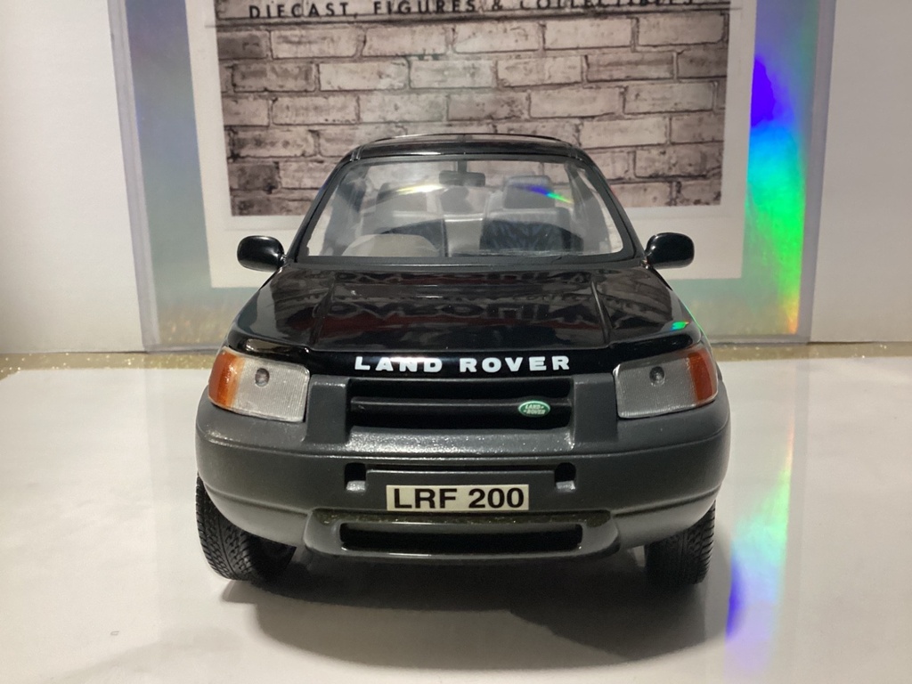1:18 ERTL 1996 Range Rover Freelander Black on Grey + Blue (no wiper) image