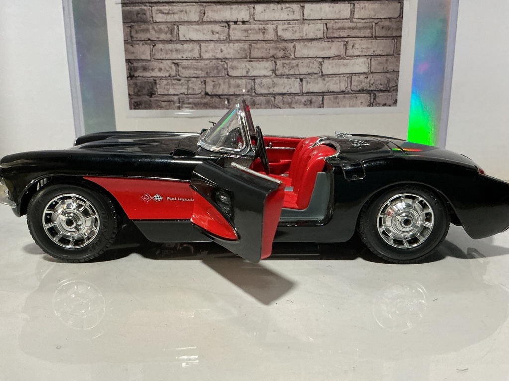 1:18 BURAGO 1957 CHEVROLET CORVETTE BLACK ON RED CONVERTIBLE image