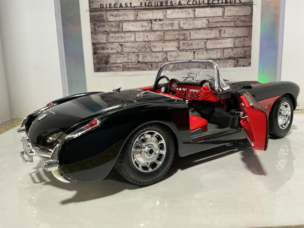 1:18 BURAGO 1957 CHEVROLET CORVETTE BLACK ON RED CONVERTIBLE image