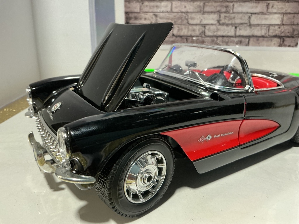 1:18 BURAGO 1957 CHEVROLET CORVETTE BLACK ON RED CONVERTIBLE image