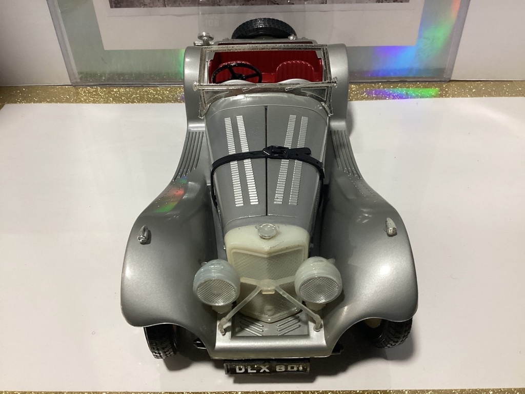 1:18 Burago 1937 Jaguar SS 100 Grey on Red (no windshield) image