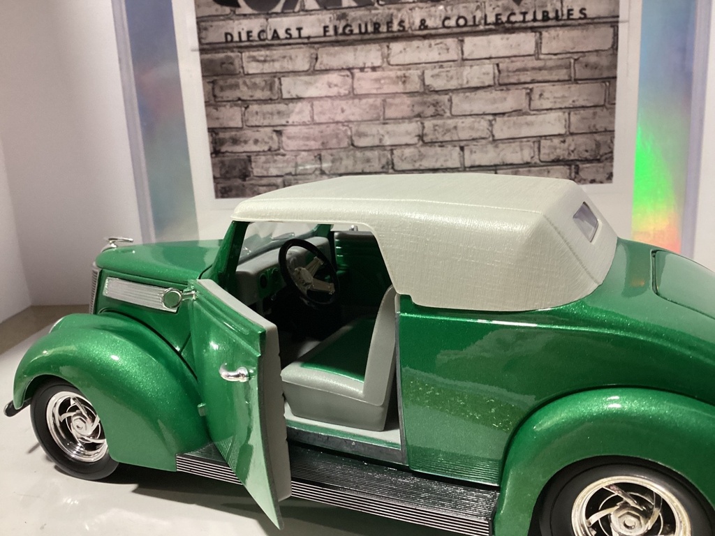 1:18 Road Legends 1937 Ford Convertible Green + Cream on Grey + Green image