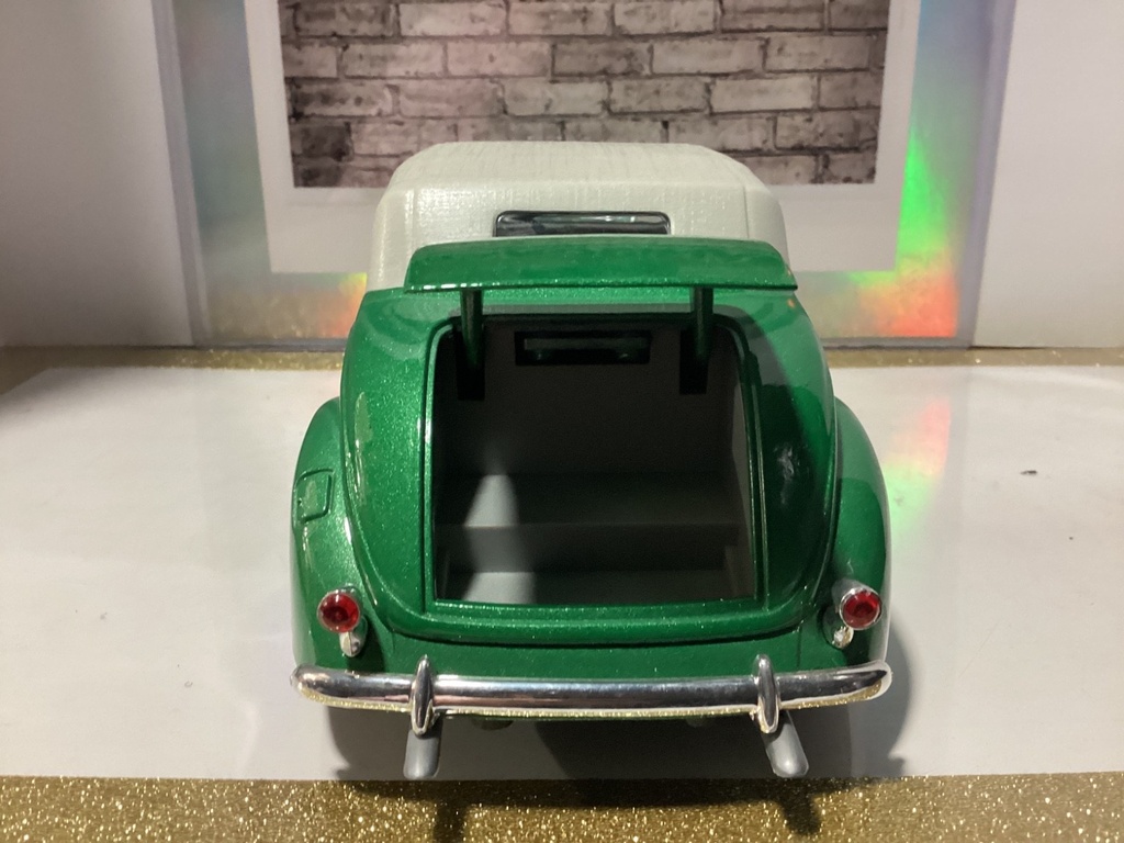 1:18 Road Legends 1937 Ford Convertible Green + Cream on Grey + Green image